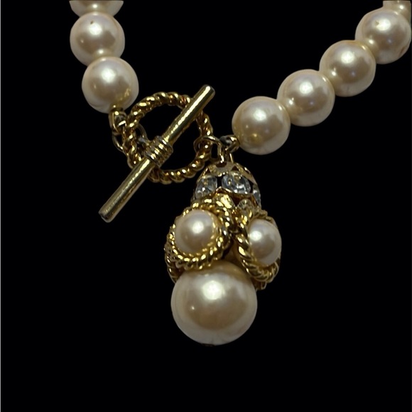Faux Pearl Bracelet with toggle clasp and Pearl Charm. Pre Owned - Picture 2 of 2